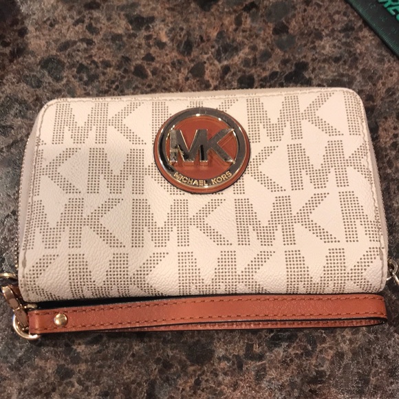 Michael Kors Handbags - Michael Kors wristlet